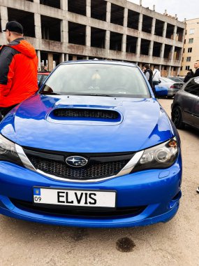 Ternopil, Ukrayna - 29 Kasım 2025: Mavi bir Subaru Impreza WRX STI yakınlardaki bir araba fuarında sergilenmekte ve arka planda tamamlanmamış bir bina.