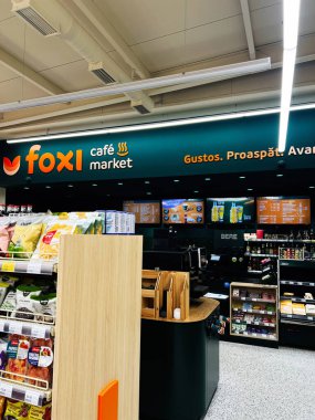 Chisinau, Moldova - 29 Kasım 2025: Modern bir pazarın içinde, Foxi cafe Moldova 'nın Chisinau kentindeki bir kasanın yakınında kahve içecekleri sunuyor..