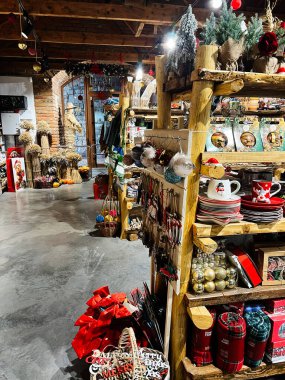 Khodakhkiv, Ukrayna - 29 Kasım 2025: Tatil dekoru, hediyeler, kupalar, tabaklar ve rustik ahşap raflarda mevsimlik sofra takımı sahnesi.