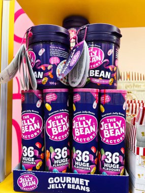 Lviv, Ukrayna - 29 Kasım 2025: Renkli jöleli şeker kutuları canlı ambalajlar ve cazip atıştırmalıklarla dolu bir vitrine istiflendi.