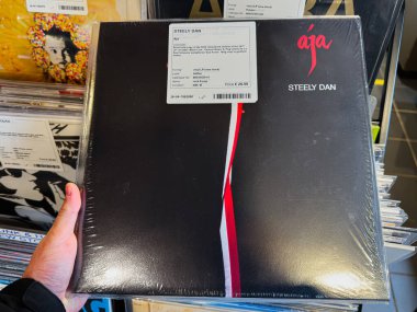 Manchester, İngiltere - 21 Ocak 2026: Steely Dan Aja vinil albüm kapağı cesur siyah tasarımla bir mağaza vitrininde gösterildi.