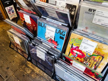 Manchester, İngiltere - 21 Ocak 2026: Renkli kapaklı ve çeşitli müzik tarzlarına sahip vinil plakların yoğun bir sergisi.