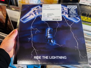 Manchester, İngiltere - 21 Ocak 2026: Metallica Ride the Lightning vinil cover with blue lightning and stormy art, a classic heavy metal collecable.