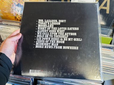 Manchester, İngiltere - 21 Ocak 2026: Nick Cave ve Bad Seeds Dig Lazarus Dig 'den koyu beyaz pist başlıklarının yer aldığı siyah vinil kapak, müzik severler ve koleksiyoncular için hazır.