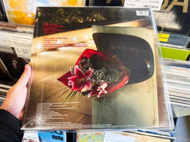 Manchester, İngiltere - 21 Ocak 2026: Bir buket vinil bir kolun yanındaki vinil bir pikabın üzerinde oturur ve sıcak, nostaljik bir müzik sahnesi yaratır. Richard Hawley Coles Köşesi