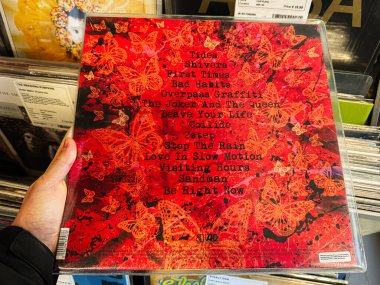 Manchester, İngiltere - 21 Ocak 2026: Vilyl Ed Sheeran Equals albüm kapağı kırmızı kelebek çizimleri ve canlı bir arkaplan üzerine cesur bir şarkı listesi.