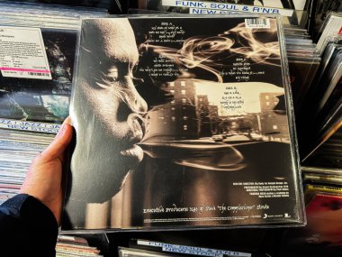 Manchester, İngiltere - 21 Ocak 2026: Dinamik siyah beyaz şehir manzarası, yakın profil, dumanlı atmosfer, karamsar titreşim, yoğun. Nas I Am.