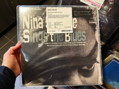 Manchester, İngiltere - 21 Ocak 2026: Klasik blues havasını taşıyan, koruyucu kollu kalın bir metin içeren klasik vinil kapağı. Nina Simone Blues 'u söylüyor