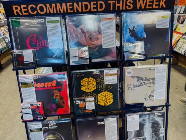 Manchester, İngiltere - 21 Ocak 2026: Bir müzik dükkanının raflarındaki vinil plaklar.