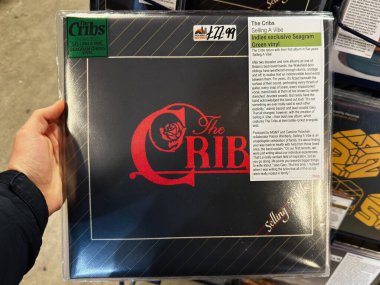 Manchester, İngiltere - 21 Ocak 2026: The Cribs 'in The Cribs' in yeşil Seagrass vinil, indie rock müziği plağı satışı plağı.
