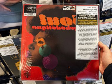 Manchester, İngiltere - 21 Ocak 2026: Kadın profili ve renkli daireleri olan koyu kırmızı ve siyah bir vinil kapak. Soul Psychdlique, Psychedelic Soul ve Funk 1967-2024