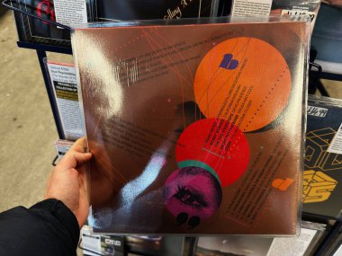 Manchester, İngiltere - 21 Ocak 2026: Bir mağazada yapılan soyut neon vinil sanat eserleri elektronik müzik ve koleksiyoncu temyizi önermektedir. Soul Psychdlique, Psychedelic Soul ve Funk 1967-2024