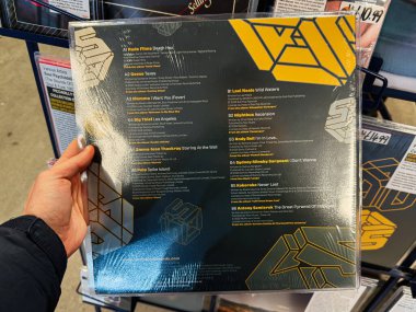 Manchester, İngiltere - 21 Ocak 2026: Pist listeleri ve modern tasarım unsurları içeren vinil bir arka kapakta geometrik sarı çizimler. Piccadilly Kayıtları