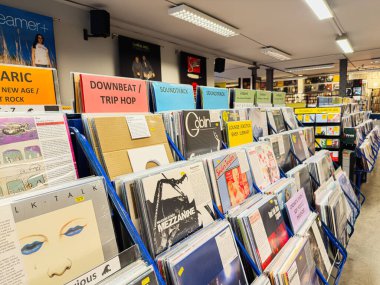 Manchester, İngiltere - 21 Ocak 2026: Renkli raflar ve tabelalar arasında Massive Attack 'ın Mezzanine vinil ile canlı kayıt stüdyosu sahnesi.