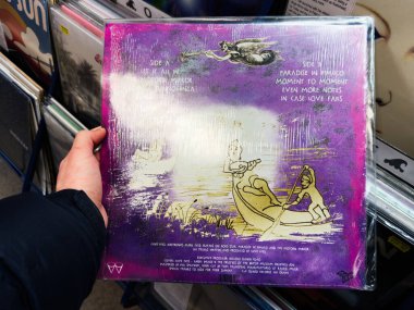 Manchester, İngiltere - 21 Ocak 2026: Vilyl 'in meleklerin, teknelerin ve okyanus havasının yer aldığı renkli mor vinil kapağı.