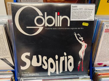 Manchester, İngiltere - 21 Ocak 2026: Dansçı silueti ve kalın tipografinin yer aldığı ikonik korku filmi kapağı sanatı. Klasik Goblin skoruyla koleksiyonluk vinil salınımı.