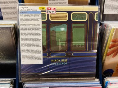 Manchester, İngiltere - 21 Ocak 2026: Retro tren tasarımı ve mavi palet içeren sınırlı sayıda üretilmiş vinil kapak, ortam havası. Gilroy Mere Adlestrop