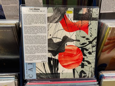 Manchester, İngiltere - 21 Ocak 2026: Carl Stone için albüm kapağı Biz Jazz Reworks Vol 2 soyut kırmızı daire ve siyah darbelerin yer aldığı.