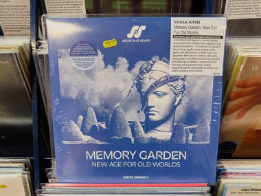 Manchester, İngiltere - 21 Ocak 2026: Bir heykel başı ve manzaranın yer aldığı mavi vinil kapak, sakin bir ortam nostaljisini ve klasik esrarı çağrıştırıyor. Eski Dünyalar için Hafıza Bahçesi Yeni Çağ