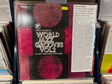 Manchester, İngiltere - 21 Ocak 2026: Dünya Jazz Grooves Vol 2 caz derlemesi özel kapak sanatıyla vinil üzerine.