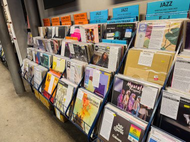 Manchester, İngiltere - 21 Ocak 2026: Renkli viniller ve caz tabelaları bir müzik dükkanı sergisini doldurarak nostaljik ve canlı bir atmosfer yarattı.