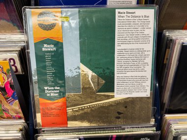 Manchester, İngiltere - 21 Ocak 2026: Cesur geometrik sanat ve vinil titreşimli Jazz albüm kapağı. Macie Stewart Mesafe Mavi Olduğunda