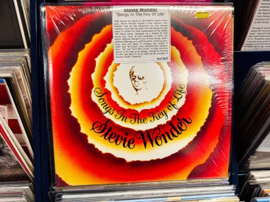 Manchester, İngiltere - 21 Ocak 2026: Stevie Wonder Songs in The Key of Life 'ın kapağında koyu kırmızı sarmal çizimler yer aldı.