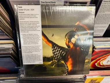 Manchester, İngiltere - 21 Ocak 2026: Sade Soldier of Love 'ın dramatik kapak resmi bir alanda dansçı siluetiyle yeniden basıldı.