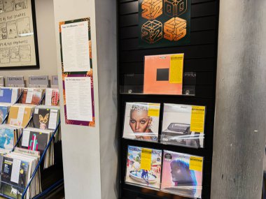 Manchester, İngiltere - 21 Ocak 2026: Renkli vinil kapaklar bir müzik mağazasında sergileniyor, canlı ve davetkar.