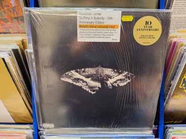 Manchester, İngiltere - 21 Ocak 2026: Kendrick Lamars To Pimp A Butterfly 'ın metalik harmanlanmış renkli vinil baskısı, 10..