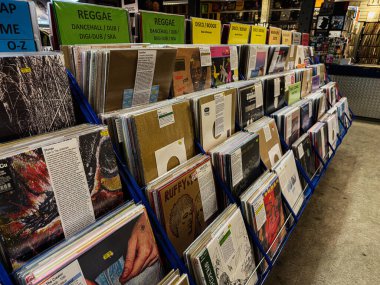 Manchester, İngiltere - 21 Ocak 2026: Yoğun bir dükkanda, renkli kapaklar, tabelalar, genel olarak nostaljik müzik atmosferi.