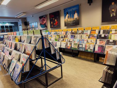 Manchester, İngiltere - 21 Ocak 2026: Dükkan içi vinil raflar, albüm rafları ve canlı duvar posterleriyle dolu.