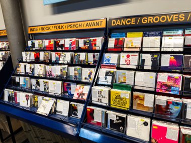 Manchester, İngiltere - 21 Ocak 2026: Bağımsız rock, folk ve çevre plaklarının açılı raflarda yer aldığı bir mağazada organize bir vinil sergi.