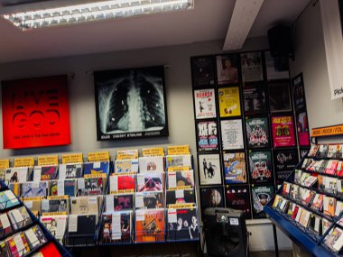 Manchester, İngiltere - 21 Ocak 2026: Canlı bir mağaza, canlı bir ortamda vinil plaklar, posterler ve müzik raflarıyla dolu.