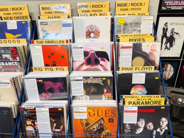 Manchester, İngiltere - 21 Ocak 2026: Oasis, Pink Floyd, Pixies ve daha fazlasının yer aldığı renkli vinil koleksiyonu.