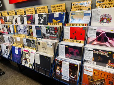 Manchester, İngiltere - 21 Ocak 2026: Albüm kapakları ve müzik tarihi titreşimleri ile etiketlenmiş renkli vinil plaklar.