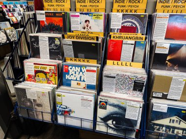 Manchester, İngiltere - 21 Ocak 2026: Klasik albümler ve kalın etiketlerin yer aldığı bir mağazada renkli vinil raflar.