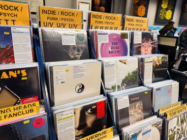 Manchester, İngiltere - 21 Ocak 2026: Ürün doldurma sandıkları tarafından işletilen renkli vinil plaklar.