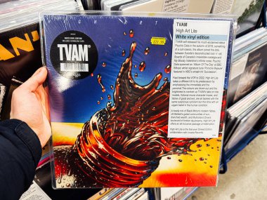 Manchester, İngiltere - 21 Ocak 2026: TVAM High Art Lite beyaz vinil albüm kapağı kalın, renkli sanat eserleri.