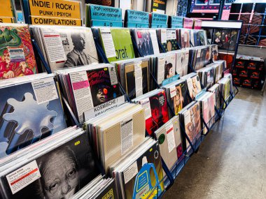 Manchester, İngiltere - 21 Ocak 2026: Renkli vinil plaklar ve albüm kapakları türleri ve sanatçılar tarafından işletilen yoğun bir plak mağazasında.