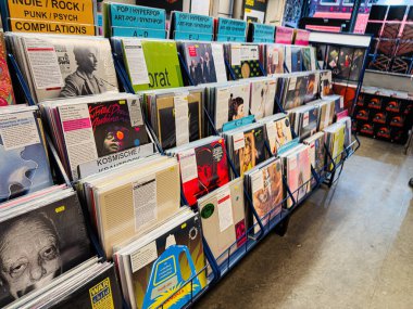 Manchester, İngiltere - 21 Ocak 2026: Çeşitli albümler ve parlak tabelalarla canlı vinil mağaza sahnesi tarayıcılığı ve keşfi davet ediyor.