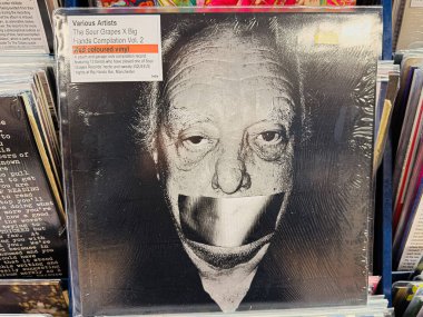 Manchester, İngiltere - 21 Ocak 2026: Psikedelik garaj rock titreşimi kırmızı plak kapağında maskeli bir yüz.