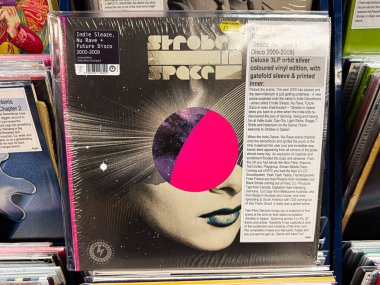 Manchester, İngiltere - 21 Ocak 2026: Sınırlı sayıda üretilmiş Strobe Space vinil kapağı Neon pembe daire ve mekan esinlenilmiş sanat eserleri.