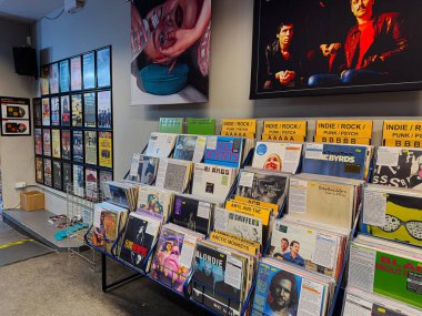 Manchester, İngiltere - 21 Ocak 2026: Renkli vinil plaklar ve posterler bir mağazayı albüm ve müzik sanatları raflarıyla doldurdu.