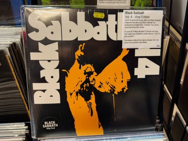 Manchester, İngiltere - 21 Ocak 2026: Black Sabbath 'ın klasik heavy metal plağı siyah kapağında çarpıcı turuncu bir figürle.