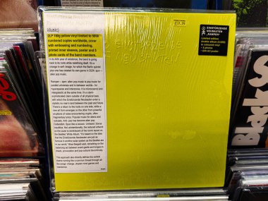 Manchester, İngiltere - 21 Ocak 2026: Einsturzende Neubauten 'in sarı plak albümü Rampen, kabartmalı kapak resmi ve sınırlı sayıda üretilmiş tasarım.