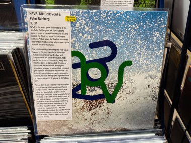 Manchester, İngiltere - 21 Ocak 2026: Müzik severler için mavi ve yeşil renkli, modern tasarım içeren soyut vinil kapak. NPVR, Nik Colk Boşluğu, Peter Rehberg
