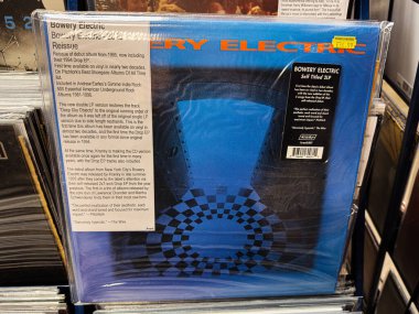 Manchester, İngiltere - 21 Ocak 2026: Bowery Electric 'in cesur geometrik dairesel tasarım ve minimalist sanatın yer aldığı mavi vinil albüm kapağı.