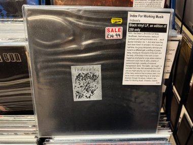 Manchester, İngiltere - 21 Ocak 2026: Klasik siyah LP satış etiketi ve sanat eserleriyle sergileniyor