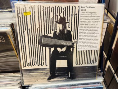 Manchester, İngiltere - 21 Ocak 2026: Jozef Van Wissem için Albüm kapağı Her Şeyi Yeni Yapıyorum, kasvetli siyah beyaz bir fotograf.